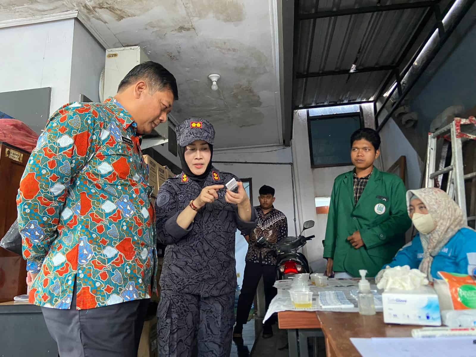Jalankan Operasi EOC, BNNK Sidak Tes Urine Sekolah & Instansi Pemerintah Jalankan Operasi EOC, BNNK Sidak Tes Urine Sekolah & Instansi Pemerintah