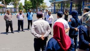 Puluhan Awak Bus Terminal Tulungagung Jalani Ramp Check dan Tes Urine Jelang Nataru Puluhan Awak Bus Terminal Tulungagung Jalani Ramp Check dan Tes Urine Jelang Nataru