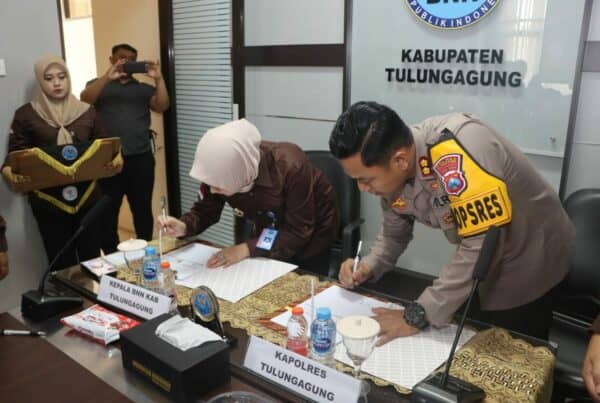 Mengawali sinergitas di awal tahun 2024, BNNK Tulungagung bersama Polres Tulungagung melaksanakan Penandatanganan Perjanjian Kerja Sama (PKS), Jumat (26/01). Penandatanganan ini dilaksanakan di Ruang Rapat Bangkit BNN Kabupaten Tulungagung, diwakili oleh Kepala Instansi masing – masing, yakni Rose Iptriwulandhani, S.Psi., M.M. selaku Kepala BNN Kabupaten Tulungagung dan AKBP Teuku Arsya Khadafi, S.H., S.I.K., M.Si. selaku Kapolres Tulungagung. Pada kesempatan tersebut, turut hadir pula Kasat Narkoba, IPTU Endro Purwandi, S.H. dan Kapolsek Kedungwaru, AKP Edy Santoso mendampingi Kapolres, serta Kasubbag Umum dan Para Ketua Tim Kerja Seksi BNN Kabupaten Tulungagung mendampingi Kepala BNNK Tulungagung. Kerja sama ini terkait dengan pelaksanakaan program Pencegahan, Pemberantasan, Penyalahgunaan dan Peredaran Gelap Narkotika dan Prekursor Narkotika (P4GN) di wilayah Kabupaten Tulungagung. Perjanjian Kerja Sama ini merupakan landasan bagi kedua belah pihak dalam penyebarluasan informasi dan edukasi (sosialisasi) tentang P4GN di wilayah kerja masing – masing. Selain itu, juga sebagai dasar pelaksanaan beberapa kegiatan seperti : Deteksi Dini P4GN melalui Pelaksanaan Tes Urine ; Pertukaran Data dan Informasi P4GN ; Pelaksanaan Operasi Bersama ; Asesmen Hukum terhadap Tersangka Narkotika ; Penyelidikan dan Penyidikan TPPU serta Pengamanan Kegiatan P4GN dan bidang lain yang disepakati. Sedangkan untuk ketentuan teknis dan operasional akan ditindaklanjuti dengan penyusunan Standar Operasional Prosedur (SOP) serta rencana implementasinya. Melalui sambutannya, Kepala BNNK Tulungagung, Rose Iptriwulandhani, S.Psi., M.M. menjelaskan berbagai program BNN seperti Desa Bersinar, Kabupaten / Kota Tanggap Ancaman Narkoba, Ketahanan Keluarga, dan sebagainya memerlukan kerja sama dengan berbagai pihak, termasuk sinergitas bersama Polres Tulungagung. Ini merupakan awal yang baik untuk mengoptimalkan kerja sama dan kolaborasi dalam pelaksanaan program P4GN, tidak hanya sekedar formalitas di atas kertas saja. Beliau juga menyampaikan terima kasih atas terlaksananya Penandatanganan Perjanjian Kerja Sama antara BNNK Tulungagung dengan Polres Tulungagung. “Kami berterima kasih kepada pihak Polres atas kesediannya telah berkenan menjalin kerjasama dengan BNNK Tulungagung. Semoga mampu meningkatkan sinergitas, kolaborasi serta bekerja sama mewujudkan Tulungagung Bersinar, serta Indonesia Bersinar, Bersih Narkoba.” Sementara itu, Kapolres Tulungagung mengapresiasi pelaksanaan Penandatanganan PKS pada hari ini. Melalui sambutannya, beliau menyampaikan bahwa penandatanganan ini merupakan kegiatan rutin yang dilaksanakan setiap tahun guna memenuhi persyaratan formil terkait perjanjian kerja sama. Beliau juga prihatin atas kasus penyalahgunaan dan peredaran gelap narkoba telah merambah berbagai kalangan, dari oknum Kepala Desa, Perangkat Desa, Anggota Legislatif, Guru, Ibu Rumah Tangga, PNS bahkan Aparat Penegak Hukum. Merupakan hal yang sangat miris, karena mereka menggunakan bukan disebabkan ketidaktahuan terhadap bahaya narkotika, melainkan dorongan hasrat kenikmatan sesaat. Terlebih, peredaran sudah merambah ke anak di bawah umur sehingga memicu perilaku agresif dan kekerasan kelompok, meskipun kasusnya belum termasuk pada kategori peyalahgunaan narkotika maupun psikotropika. “Ini tidak menyurutkan semangat kerja kami dari Kepolisian, untuk bersama – sama dengan BNN memberantas peredaran gelap narkoba. Karena kejahatan narkoba merupakan kejahatan yang merusak generasi bangsa. Bahkan memiliki potensi merusak dua puluh tahun ke depan,” tegasnya.