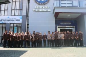 Mengawali sinergitas di awal tahun 2024, BNNK Tulungagung bersama Polres Tulungagung melaksanakan Penandatanganan Perjanjian Kerja Sama (PKS), Jumat (26/01). Penandatanganan ini dilaksanakan di Ruang Rapat Bangkit BNN Kabupaten Tulungagung, diwakili oleh Kepala Instansi masing – masing, yakni Rose Iptriwulandhani, S.Psi., M.M. selaku Kepala BNN Kabupaten Tulungagung dan AKBP Teuku Arsya Khadafi, S.H., S.I.K., M.Si. selaku Kapolres Tulungagung. Pada kesempatan tersebut, turut hadir pula Kasat Narkoba, IPTU Endro Purwandi, S.H. dan Kapolsek Kedungwaru, AKP Edy Santoso mendampingi Kapolres, serta Kasubbag Umum dan Para Ketua Tim Kerja Seksi BNN Kabupaten Tulungagung mendampingi Kepala BNNK Tulungagung. Kerja sama ini terkait dengan pelaksanakaan program Pencegahan, Pemberantasan, Penyalahgunaan dan Peredaran Gelap Narkotika dan Prekursor Narkotika (P4GN) di wilayah Kabupaten Tulungagung. Perjanjian Kerja Sama ini merupakan landasan bagi kedua belah pihak dalam penyebarluasan informasi dan edukasi (sosialisasi) tentang P4GN di wilayah kerja masing – masing. Selain itu, juga sebagai dasar pelaksanaan beberapa kegiatan seperti : Deteksi Dini P4GN melalui Pelaksanaan Tes Urine ; Pertukaran Data dan Informasi P4GN ; Pelaksanaan Operasi Bersama ; Asesmen Hukum terhadap Tersangka Narkotika ; Penyelidikan dan Penyidikan TPPU serta Pengamanan Kegiatan P4GN dan bidang lain yang disepakati. Sedangkan untuk ketentuan teknis dan operasional akan ditindaklanjuti dengan penyusunan Standar Operasional Prosedur (SOP) serta rencana implementasinya. Melalui sambutannya, Kepala BNNK Tulungagung, Rose Iptriwulandhani, S.Psi., M.M. menjelaskan berbagai program BNN seperti Desa Bersinar, Kabupaten / Kota Tanggap Ancaman Narkoba, Ketahanan Keluarga, dan sebagainya memerlukan kerja sama dengan berbagai pihak, termasuk sinergitas bersama Polres Tulungagung. Ini merupakan awal yang baik untuk mengoptimalkan kerja sama dan kolaborasi dalam pelaksanaan program P4GN, tidak hanya sekedar formalitas di atas kertas saja. Beliau juga menyampaikan terima kasih atas terlaksananya Penandatanganan Perjanjian Kerja Sama antara BNNK Tulungagung dengan Polres Tulungagung. “Kami berterima kasih kepada pihak Polres atas kesediannya telah berkenan menjalin kerjasama dengan BNNK Tulungagung. Semoga mampu meningkatkan sinergitas, kolaborasi serta bekerja sama mewujudkan Tulungagung Bersinar, serta Indonesia Bersinar, Bersih Narkoba.” Sementara itu, Kapolres Tulungagung mengapresiasi pelaksanaan Penandatanganan PKS pada hari ini. Melalui sambutannya, beliau menyampaikan bahwa penandatanganan ini merupakan kegiatan rutin yang dilaksanakan setiap tahun guna memenuhi persyaratan formil terkait perjanjian kerja sama. Beliau juga prihatin atas kasus penyalahgunaan dan peredaran gelap narkoba telah merambah berbagai kalangan, dari oknum Kepala Desa, Perangkat Desa, Anggota Legislatif, Guru, Ibu Rumah Tangga, PNS bahkan Aparat Penegak Hukum. Merupakan hal yang sangat miris, karena mereka menggunakan bukan disebabkan ketidaktahuan terhadap bahaya narkotika, melainkan dorongan hasrat kenikmatan sesaat. Terlebih, peredaran sudah merambah ke anak di bawah umur sehingga memicu perilaku agresif dan kekerasan kelompok, meskipun kasusnya belum termasuk pada kategori peyalahgunaan narkotika maupun psikotropika. “Ini tidak menyurutkan semangat kerja kami dari Kepolisian, untuk bersama – sama dengan BNN memberantas peredaran gelap narkoba. Karena kejahatan narkoba merupakan kejahatan yang merusak generasi bangsa. Bahkan memiliki potensi merusak dua puluh tahun ke depan,” tegasnya. Mengawali sinergitas di awal tahun 2024, BNNK Tulungagung bersama Polres Tulungagung melaksanakan Penandatanganan Perjanjian Kerja Sama (PKS), Jumat (26/01). Penandatanganan ini dilaksanakan di Ruang Rapat Bangkit BNN Kabupaten Tulungagung, diwakili oleh Kepala Instansi masing – masing, yakni Rose Iptriwulandhani, S.Psi., M.M. selaku Kepala BNN Kabupaten Tulungagung dan AKBP Teuku Arsya Khadafi, S.H., S.I.K., M.Si. selaku Kapolres Tulungagung. Pada kesempatan tersebut, turut hadir pula Kasat Narkoba, IPTU Endro Purwandi, S.H. dan Kapolsek Kedungwaru, AKP Edy Santoso mendampingi Kapolres, serta Kasubbag Umum dan Para Ketua Tim Kerja Seksi BNN Kabupaten Tulungagung mendampingi Kepala BNNK Tulungagung. Kerja sama ini terkait dengan pelaksanakaan program Pencegahan, Pemberantasan, Penyalahgunaan dan Peredaran Gelap Narkotika dan Prekursor Narkotika (P4GN) di wilayah Kabupaten Tulungagung. Perjanjian Kerja Sama ini merupakan landasan bagi kedua belah pihak dalam penyebarluasan informasi dan edukasi (sosialisasi) tentang P4GN di wilayah kerja masing – masing. Selain itu, juga sebagai dasar pelaksanaan beberapa kegiatan seperti : Deteksi Dini P4GN melalui Pelaksanaan Tes Urine ; Pertukaran Data dan Informasi P4GN ; Pelaksanaan Operasi Bersama ; Asesmen Hukum terhadap Tersangka Narkotika ; Penyelidikan dan Penyidikan TPPU serta Pengamanan Kegiatan P4GN dan bidang lain yang disepakati. Sedangkan untuk ketentuan teknis dan operasional akan ditindaklanjuti dengan penyusunan Standar Operasional Prosedur (SOP) serta rencana implementasinya. Melalui sambutannya, Kepala BNNK Tulungagung, Rose Iptriwulandhani, S.Psi., M.M. menjelaskan berbagai program BNN seperti Desa Bersinar, Kabupaten / Kota Tanggap Ancaman Narkoba, Ketahanan Keluarga, dan sebagainya memerlukan kerja sama dengan berbagai pihak, termasuk sinergitas bersama Polres Tulungagung. Ini merupakan awal yang baik untuk mengoptimalkan kerja sama dan kolaborasi dalam pelaksanaan program P4GN, tidak hanya sekedar formalitas di atas kertas saja. Beliau juga menyampaikan terima kasih atas terlaksananya Penandatanganan Perjanjian Kerja Sama antara BNNK Tulungagung dengan Polres Tulungagung. “Kami berterima kasih kepada pihak Polres atas kesediannya telah berkenan menjalin kerjasama dengan BNNK Tulungagung. Semoga mampu meningkatkan sinergitas, kolaborasi serta bekerja sama mewujudkan Tulungagung Bersinar, serta Indonesia Bersinar, Bersih Narkoba.” Sementara itu, Kapolres Tulungagung mengapresiasi pelaksanaan Penandatanganan PKS pada hari ini. Melalui sambutannya, beliau menyampaikan bahwa penandatanganan ini merupakan kegiatan rutin yang dilaksanakan setiap tahun guna memenuhi persyaratan formil terkait perjanjian kerja sama. Beliau juga prihatin atas kasus penyalahgunaan dan peredaran gelap narkoba telah merambah berbagai kalangan, dari oknum Kepala Desa, Perangkat Desa, Anggota Legislatif, Guru, Ibu Rumah Tangga, PNS bahkan Aparat Penegak Hukum. Merupakan hal yang sangat miris, karena mereka menggunakan bukan disebabkan ketidaktahuan terhadap bahaya narkotika, melainkan dorongan hasrat kenikmatan sesaat. Terlebih, peredaran sudah merambah ke anak di bawah umur sehingga memicu perilaku agresif dan kekerasan kelompok, meskipun kasusnya belum termasuk pada kategori peyalahgunaan narkotika maupun psikotropika. “Ini tidak menyurutkan semangat kerja kami dari Kepolisian, untuk bersama – sama dengan BNN memberantas peredaran gelap narkoba. Karena kejahatan narkoba merupakan kejahatan yang merusak generasi bangsa. Bahkan memiliki potensi merusak dua puluh tahun ke depan,” tegasnya.