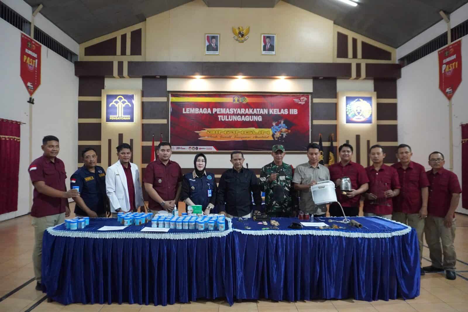 Berantas Halinar Dukung Asta Cita, BNNK dan Lapas Tulungagung Gelar Razia dan Tes Urine Berantas Halinar Dukung Asta Cita, BNNK dan Lapas Tulungagung Gelar Razia dan Tes Urine