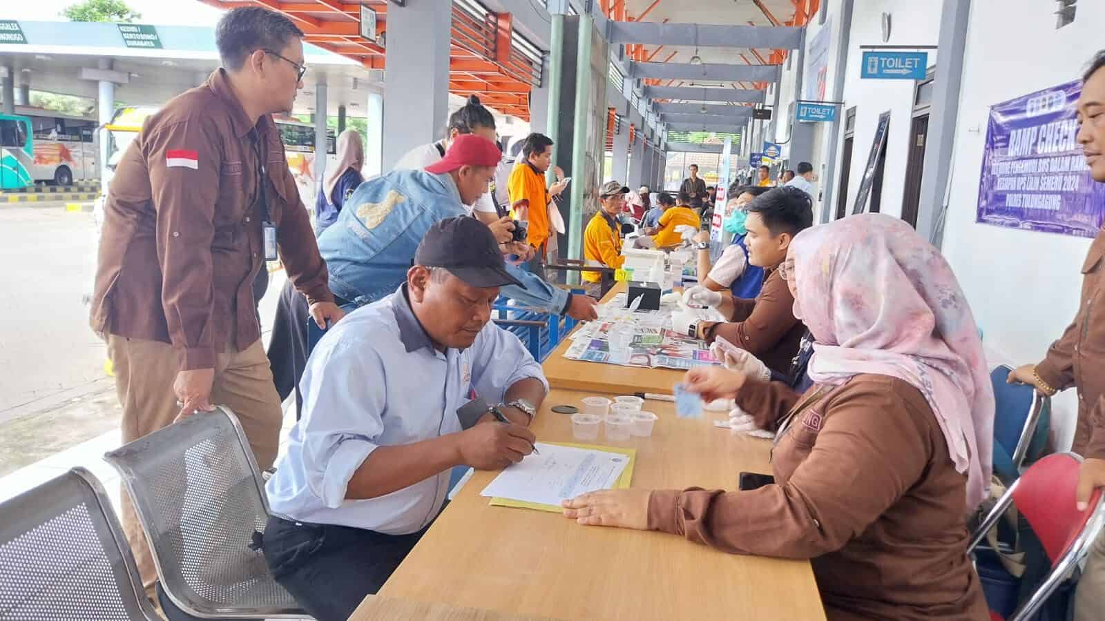 Aksi Gabungan BNNK Tulungagung Jelang Nataru 2024 : Pastikan Bus Prima dan Bersih Narkoba Aksi Gabungan BNNK Tulungagung Jelang Nataru 2024 : Pastikan Bus Prima dan Bersih Narkoba